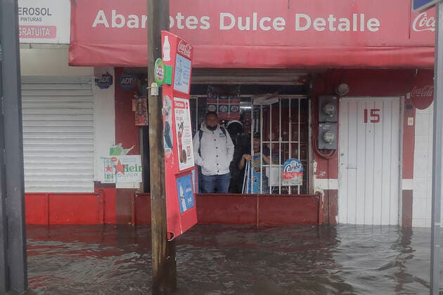 Flooding In Mexico City Due To Rainfall Two people are unable to leave an establishment after heavy rain and flooding in various parts of Mexico City, on august 26, 2022. Mexico City Mexico  Copyright: xGerardoxVieyrax originalFilename: vieyra-notitle220827_np3Jo.jpg