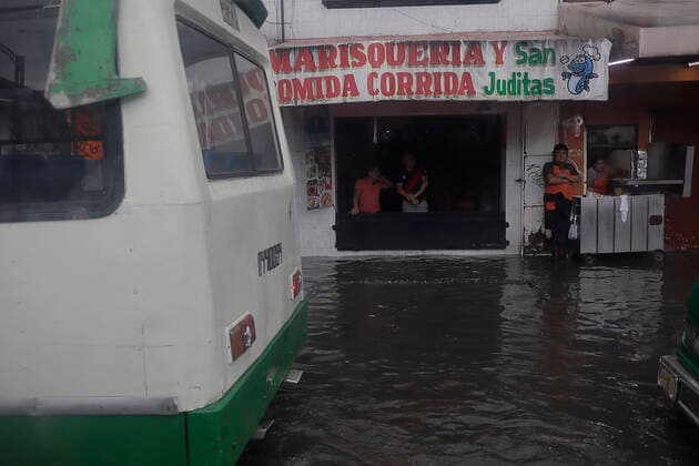 Flooding In Mexico City Due To Rainfall A group of people are unable to board public transport after heavy rain and flooding in various parts of Mexico City, on august 26, 2022. Mexico City Mexico  Copyright: xGerardoxVieyrax originalFilename: vieyra-notitle220827_npKye.jpg