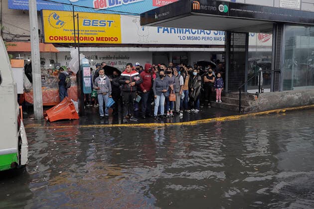 Flooding In Mexico City Due To Rainfall A group of people are unable to board public transport after heavy rain and flooding in various parts of Mexico City, on august 26, 2022. Mexico City Mexico  Copyright: xGerardoxVieyrax originalFilename: vieyra-notitle220827_np1NC.jpg