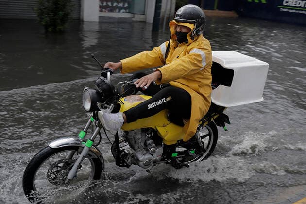 Flooding In Mexico City Due To Rainfall A motorcyclist lifts his legs to be able to ride after heavy rains and flooding in various parts of Mexico Cit, on august 26, 2022. Mexico City Mexico  Copyright: xGerardoxVieyrax originalFilename: vieyra-notitle220827_npFRw.jpg