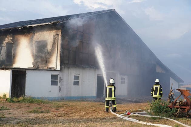 News Themen der Woche KW34 News Bilder des Tages Scheunenbrand nach der Entzündung eines Aufsitzrasenmähers - Trebur 27.08.2022: Brand im Aussiedlerhof Rheinblick in Geinsheim *** Barn fire after ignition of a ride-on lawn mower Trebur 27 08 2022 Fire at the Aussiedlerhof Rheinblick in Geinsheim