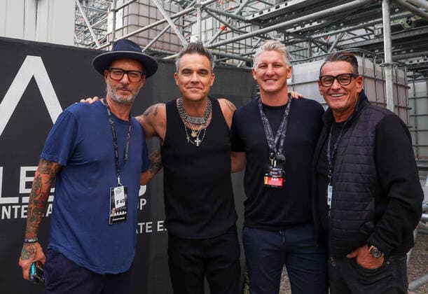 Bilder des Jahres 2022, Entertainment 08 August Entertainment Themen der Woche KW34 Entertainment Bilder des Tages 27.08.2022, München, GER, Bavaria Sounds, München, ROBBIE WILLIAMS, im Bild Florian Wieder, Klaus, Leutgeb, Bastian Schweinsteiger, Robbie williams, *** 27 08 2022, Munich, GER, Bavaria Sounds, Munich, ROBBIE WILLIAMS, in the picture Florian Wieder, Klaus, Leutgeb, Bastian Schweinsteiger, Robbie williams,