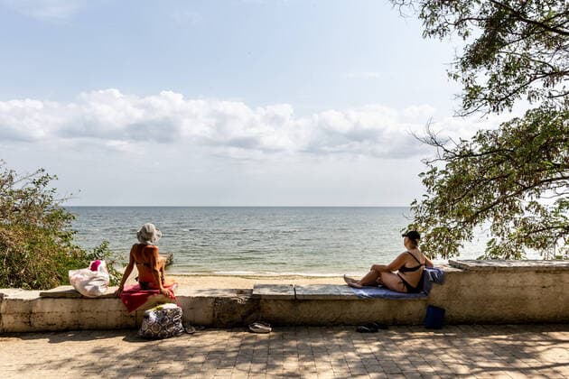 News Themen der Woche KW34 News Bilder des Tages Closed Beaches In Odessa, Ukraine Women take a sunbath by the boulevard away from the public sand beach due to the danger caused of the land mines in a famous Black Sea resort in Odessa, Ukraine as the country surpasses 6 months after Russian invasion on August 27, 2022. The beach on Black Sea coastline in largely closed for tourist as the area could contain mines or other explosives. Odessa Odessa Oblast Ukraine  Copyright: xDominikaxZarzyckax originalFilename: zarzycka-closedbe220827_nplJD.jpg