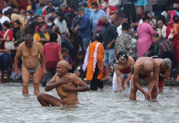 August 27, 2022, Kathmandu, Nepal: Hindu devotees take a bath on the Bagmati River during Kuse Aunse (Father s Day) at Gokarna Temple. Hindus all over the country, whose fathers have passed away, come to the temple for worship, holy dips, and to present offerings on this occasion. Kathmandu Nepal - ZUMAs242 20220827_zip_s242_002 Copyright: xDipenxShresthax