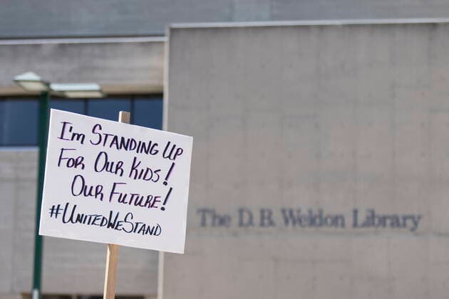 August 27, 2022, London, Ontario, CANADA: A sign is held up as a group of Western University students hold a protest against the school s COVID-19 mandates on Saturday Aug. 27, 2022. The London, Ont., university announced Monday that anyone on campus in the fall must have at least three COVID-19 shots and wear masks in classrooms. London CANADA  - ZUMAc35_ 20220827_zaf_c35_052 Copyright: xNicolexOsbornex