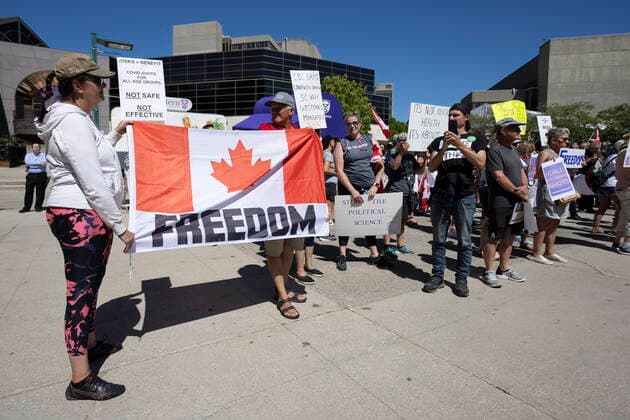 August 27, 2022, London, Ontario, CANADA: A group of Western University students hold a protest against the school s COVID-19 mandates on Saturday Aug. 27, 2022. The London, Ont., university announced Monday that anyone on campus in the fall must have at least three COVID-19 shots and wear masks in classrooms. London CANADA  - ZUMAc35_ 20220827_zaf_c35_053 Copyright: xNicolexOsbornex