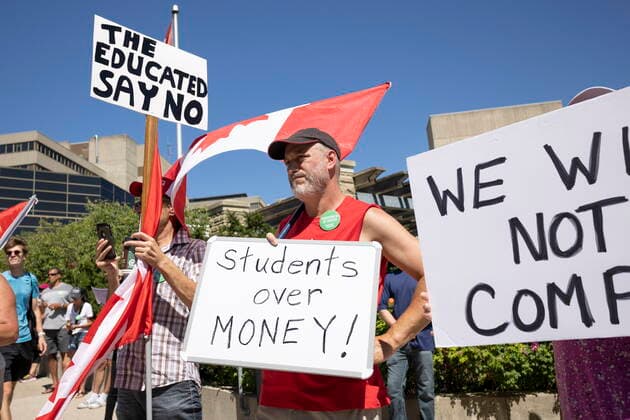 August 27, 2022, London, Ontario, CANADA: A group of Western University students hold a protest against the school s COVID-19 mandates on Saturday Aug. 27, 2022. The London, Ont., university announced Monday that anyone on campus in the fall must have at least three COVID-19 shots and wear masks in classrooms. London CANADA  - ZUMAc35_ 20220827_zaf_c35_055 Copyright: xNicolexOsbornex