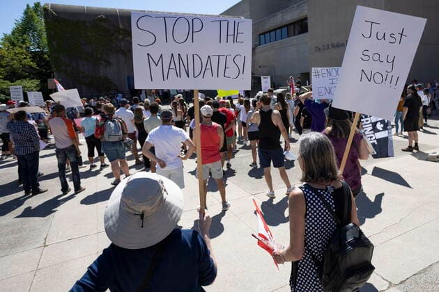 August 27, 2022, London, Ontario, CANADA: A group of Western University students hold a protest against the school s COVID-19 mandates on Saturday Aug. 27, 2022. The London, Ont., university announced Monday that anyone on campus in the fall must have at least three COVID-19 shots and wear masks in classrooms. London CANADA  - ZUMAc35_ 20220827_zaf_c35_058 Copyright: xNicolexOsbornex