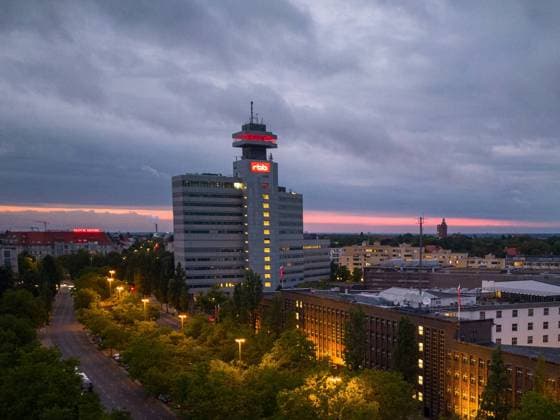 RBB Rundfunk Berlin Brandenburg Berlin, Deutschland - 27. August 2022:Das RBB Rundfunk Berlin Brandenburg Hauptgebäude steht in der Masurenallee in Berlin bei Sonnenuntergang Berlin