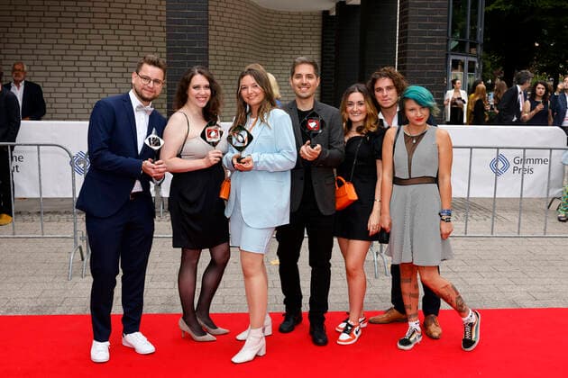 Presenter Raphael Gregotsch, author Kim Stoppert, singer Mele editor Marlene Schittenhelm, presenter Robert Hecklau and team r at the 58 award ceremony of the Grimme Prize 2022 in the theater of the city of Marl Marl, 26 08 2022 NRW Germany. Copyright: xChristophxHardtx