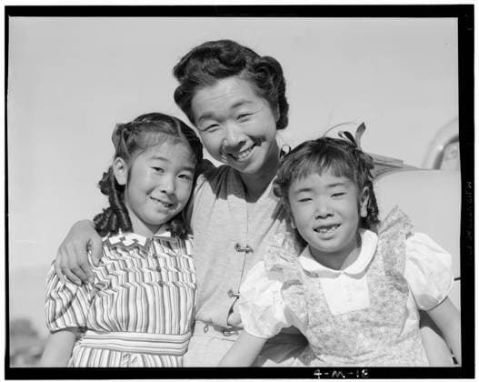 Mrs. Nakamura and 2 daughters (Joyce Yuki and Louise Tami). Ansel Adams s Photographs of Japanese-American Internment at Manzanar. Copyright: xpiemagsx anseladampie22082022-49 !ACHTUNG AUFNAHMEDATUM GESCHÄTZT!