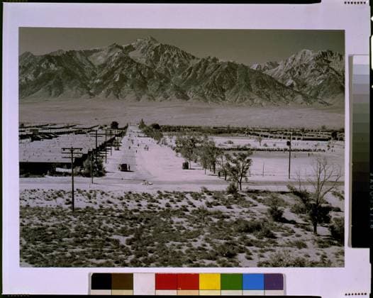 Manzanar Relocation Center from tower. Ansel Adams s Photographs of Japanese-American Internment at Manzanar. Copyright: xpiemagsx anseladampie22082022-239 !ACHTUNG AUFNAHMEDATUM GESCHÄTZT!