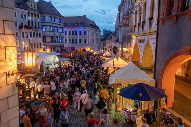 Görlitz - Nach zwei Jahren coronabedingter Pause: Görlitz feiert Altstadtfest 26.08.2022 Görlitz, Altstadt Fotograf: LausitzNews.de Thomas Hurny Die Stadt Görlitz freut sich nach zwei Jahren coronabedingter Pause das Altstadtfest an diesem Wochenende zu veranstalten. Auf viele verschiedene Angebote von Kirmes bis hin zum Mittelalter und vieles mehr können sich die Besucher freuen. Das verbindende Motto an diesem Wochenende: Zusammen Together Razem. Görlitz Sachsen Deutschland *** Goerlitz After two years corona-related break Goerlitz celebrates Old Town Festival 26 08 2022 Goerlitz, Old Town Photographer LausitzNews de Thomas Hurny The city of Goerlitz is pleased after two years corona-related break to hold the Old Town Fe Copyright: xLausitzNews.de ThomasxHurnyx