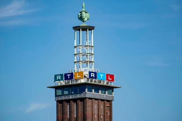 Der alte Messeturm der Messe Köln, mit RTL Logo, am Hauptsitz der RTL Mediengruppe, Köln, NRW, Deutschland, RTL *** The old trade fair tower of Messe Köln, with RTL logo, at the headquarters of RTL Media Group, Cologne, NRW, Germany, RTL