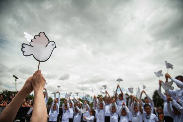 News Themen der Woche KW34 August 28, 2022, Bogota, Cundinamarca, Colombia: A choir made up of more than 10000 children wave peace doves as they sing during the world s largest concert for peace played by Bogota s Symphonic Orchrestra and children, in Bogota, Colombia on August 28, 2022. : Long Visual Press Bogota Colombia - ZUMAvp1_ 20220828_zia_vp1_007 Copyright: xChepaxBeltranx