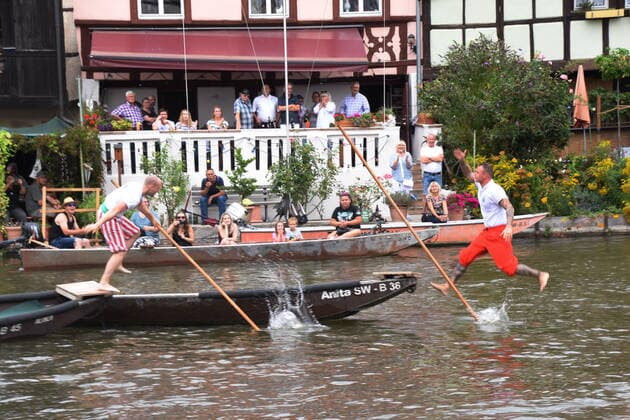 News Themen der Woche KW34 News Bilder des Tages Fischerstechen Bamberg 28.08.2022 Bamberger Sandkirchweih-Fischerstechen an der Pegnitz vor Klein Venedig Bamberg *** Fischerstechen Bamberg 28 08 2022 Bamberg Sandkirchweih Fishermans Fishing on the Pegnitz in front of Klein Venedig Bamberg