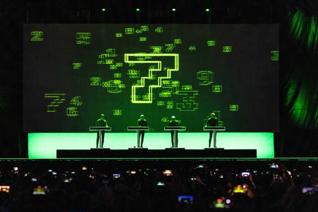 Bilder des Jahres 2022, Entertainment 08 August Entertainment Themen der Woche KW34 Entertainment Bilder des Tages Die Düsseldorfer Band Kraftwerk mit Ihrer Kraftwerk 3D Tour bei ihrem Live Auftritt bei der einmaligen Konzertreihe auf der Hofgartenwiese in Bonn. Eine Veranstaltung der E.L. Hartz Promotion GmbH 28.08.2022 *** The Düsseldorf band Kraftwerk with their Kraftwerk 3D Tour at their live performance at the unique concert series on the Hofgartenwiese in Bonn An event of E L Hartz Promotion GmbH 28 08 2022