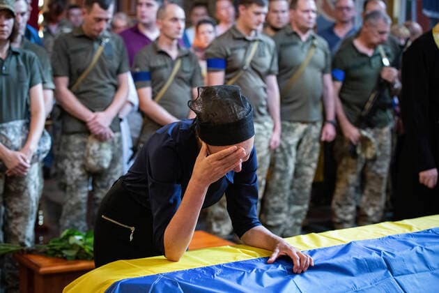 News Themen der Woche KW34 August 28, 2022, Kyiv, Ukraine: A mother of Ukrainian serviceman Roman Barvinok mourns near his coffin during a funeral service at St. Michael s Golden-Domed Cathedral in Kyiv. Roman Barvinok served in the Marine Corps. He was a machine gunner and a professional violinist. Friends say that Roman often played the violin in the trenches between battles. Kyiv Ukraine - ZUMAs197 20220828_zaa_s197_027 Copyright: xOleksiixChumachenkox