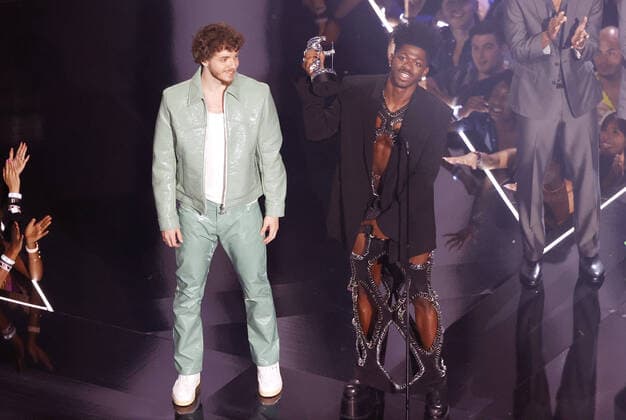 Entertainment Themen der Woche KW34 Entertainment Bilder des Tages Lil Nas X, right and Jack Harlow accept the award for Best Collaboration at the 2022 MTV Video Music Awards VMA s at the Prudential Center in Newark, New Jersey on Sunday, August 28, 2022.  NYP2022082830104 JOHNxANGELILLO