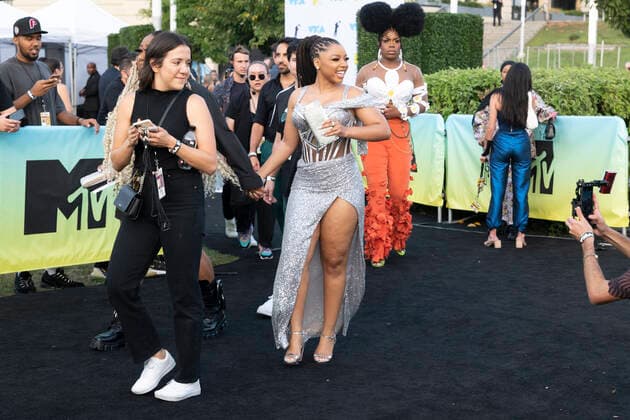August 28, 2022, Newark, New Jersey, U.S: CHLOE BAILY appears before the red carpet wearing Zigman during the MTV awards show at the Prudential Center in Newark, New Jersey. Newark U.S. - ZUMAp140 20220828_zap_p140_002 Copyright: xBrianxBranchxPricex
