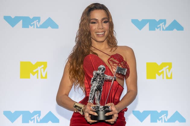Anitta holds the Moon Person Award in the press room at the 2022 MTV Video Music Awards VMA s at the Prudential Center in Newark, NJ on Sunday, August 28th, 2022.  NYP20220828521 GabrielexHoltermann