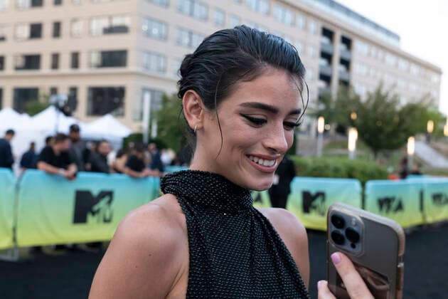 August 28, 2022, Newark, New Jersey, U.S: DIXIE DÃ¢â‚¬â ¢AMELIO appears before the red carpet wearing Alexandre Vauthier Coutureduring the MTV awards show at the Prudential Center in Newark, New Jersey. Newark U.S. - ZUMAp140 20220828_zap_p140_070 Copyright: xBrianxBranchxPricex
