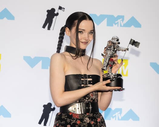 Dove Cameron holds Moon Person Awards in the press room at the 2022 MTV Video Music Awards VMA s at the Prudential Center in Newark, NJ on Sunday, August 28th, 2022.  NYP20220828530 GabrielexHoltermann