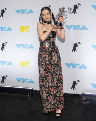 Dove Cameron holds Moon Person Awards in the press room at the 2022 MTV Video Music Awards VMA s at the Prudential Center in Newark, NJ on Sunday, August 28th, 2022.  NYP20220828528 GabrielexHoltermann