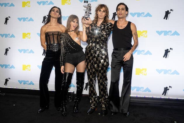 Maneskin holds a Moon Person Award in the press room at the 2022 MTV Video Music Awards VMA s at the Prudential Center in Newark, NJ on Sunday, August 28th, 2022.  NYP20220828535 GabrielexHoltermann