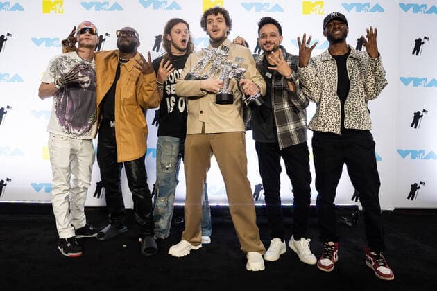 Jack Harlow (M) holds Moon Person Awards in the press room at the 2022 MTV Video Music Awards VMA s at the Prudential Center in Newark, NJ on Sunday, August 28th, 2022.  NYP20220828544 GabrielexHoltermann