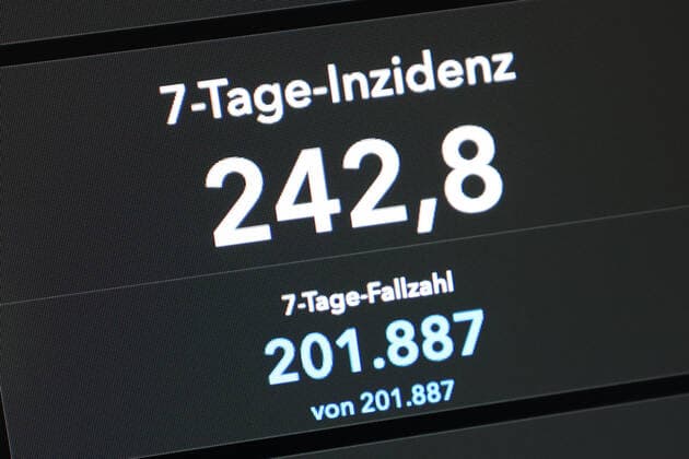 Dashboard of RKI, 7 day incidence is now 242.8 7 day incidence, dashboard of RKI on a monitor on 29 08 2022 in Siegen Germany.