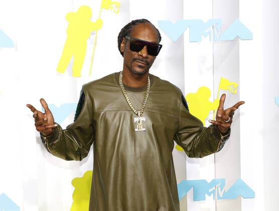 Snoop Dogg arrives on the red carpet at the 2022 MTV Video Music Awards VMA s at the Prudential Center in Newark, NJ on Sunday, August 28th, 2022.  NYP20220828982 JOHNxANGELILLO