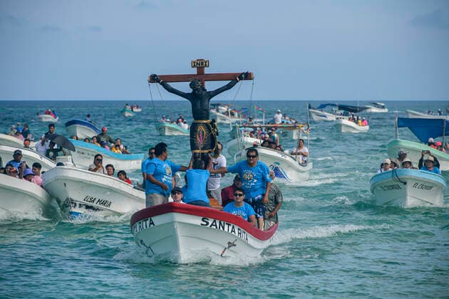 August 28, 2022, Sisal, Yucatan, Mexico: August 28, 2022, Sisal, Mexico: Believers take part during the mass as part of annual celebration of the Black Christ. on the last Sunday of August in the port of Sisal, a mass is held to the Black Christ at the beginning of the day, a procession is carried out by the sea with the belief that when walking it blesses the season and more octopus comes out. Custodians load the Black Christ to place it on their boat. on August 28, 2022 in Sisal, Mexico. Sisal Mexico - ZUMAe321 20220828_zia_e321_040 Copyright: xMarianaxGutierrez xEyepixxGroupx