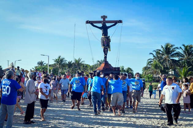 August 28, 2022, Sisal, Yucatan, Mexico: August 28, 2022, Sisal, Mexico: Believers take part during the mass as part of annual celebration of the Black Christ. on the last Sunday of August in the port of Sisal, a mass is held to the Black Christ at the beginning of the day, a procession is carried out by the sea with the belief that when walking it blesses the season and more octopus comes out. Custodians load the Black Christ to place it on their boat. on August 28, 2022 in Sisal, Mexico. Sisal Mexico - ZUMAe321 20220828_zia_e321_048 Copyright: xMarianaxGutierrez xEyepixxGroupx