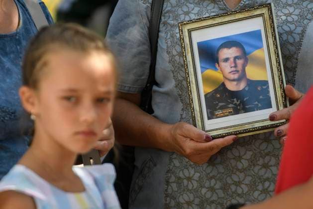 Day Of Remembrance Of Fallen Defenders Of Ukraine In Kyiv Relatives carry portrait of Ukrainian soldier, killed on russian - Ukrainian war during a commemorative ceremony to mark the Day of Remembrance of Fallen Defenders of Ukraine in Kyiv, Ukraine August 29, 2022 Kyiv Ukraine  Copyright: xMaxymxMarusenkox originalFilename: musienko-notitle220829_npMdf.jpg