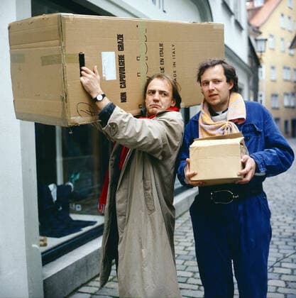 TASSILO - EIN FALL FÜR SICH Tassilo - Ein Fall für sich, ZDF Krimi-Serie, Regie: Hajo Gies, Deutschland, 1991, Folge 2: Hilfe kommt aus Bregenz, Szene: Bruno Ganz, Axel Milberg. Tassilo - Ein Fall fuer sich, TV crime series, directed by Hajo Gies, Germany, 1991, episode 2: Hilfe kommt aus Bregenz, scene: Bruno Ganz, Axel Milberg, Deutschland Copyright: kpa UnitedArchives55042954 EDITORIAL USE ONLY