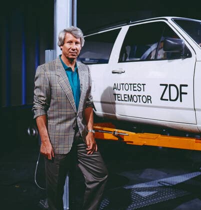 TELEMOTOR Telemotor, ZDF Ratgebersendung zum Thema Auto und Mobilität, Deutschland, 1987, Bild: aus der Kulisse einer Kfz-Werkstatt moderiert Sportjournalist Karl Senne. Telemotor, TV Advice programme on the subject of cars and mobility, photo: from the backdrop of a car workshop moderated by Sports journalist Karl Senne., Deutschland Copyright: kpa UnitedArchives55042996 EDITORIAL USE ONLY