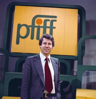 PFIFF Pfiff, ZDF Sportstudio für Jugendliche, Deutschland, 1977, moderiert von Fernsehjournalist und ZDF Sportreporter Karl Senne. Pfiff, ZDF Sportstudio for young people, Germany, 1977, moderated by TV journalist and ZDF sports reporter Karl Senne., Deutschland Copyright: kpa UnitedArchives55042999 EDITORIAL USE ONLY