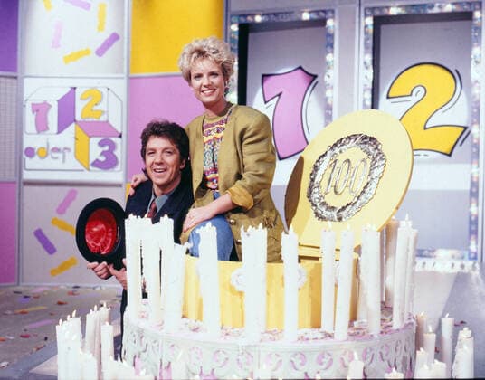 1, 2 ODER 3 1, 2 oder 3, ZDF Quizshow für Kinder, Deutschland, 1987, im Bild: Moderatorin Biggi Lechtermann mit Michael Schanze, der bei der 100. Sendung am 3. November 1987 dabei ist. 1, 2 oder 3, TV quiz show for Kids, Germany, 1987, picture: the presenter Biggi Lechtermann and Michael Schanze, who is at the jubilee, the 100th quiz show on 3. November 1987., Deutschland Copyright: kpa UnitedArchives55043015 EDITORIAL USE ONLY