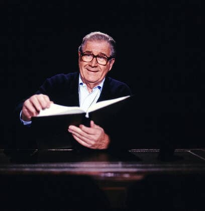 NACHTGEDANKEN Nachtgedanken, ARD Sendung, Austrahlung zum Sendeschluss, Deutschland, 1985, als Rezitator: Hans-Joachim Kulenkampff, er liest einen Text von Schriftsteller Tucholsky. Nachtgedanken, TV programme, at the end of the programme Hans-Joachim Kulenkampff recites, he reads a text by writer Tucholsky., Deutschland Copyright: kpa UnitedArchives55043144 EDITORIAL USE ONLY