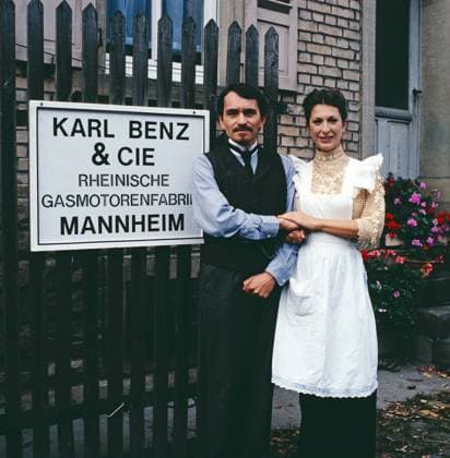 STÄRKER ALS ALLE PFERDE Stärker als alle Pferde, Mini-Serie in drei Teilen, 3. Teil: Karl Benz und sein Dreirad, Deutschland, 1985, Szene: Walter Renneisen als Karl Benz, Daniela Ziegler als Berta Benz. Staerker als alle Pferde, TV miniseries, three-parter, Part 3: Karl Benz und sein Dreirad, scene: Walter Renneisen and Daniela Ziegler., Deutschland Copyright: kpa UnitedArchives55043217 EDITORIAL USE ONLY