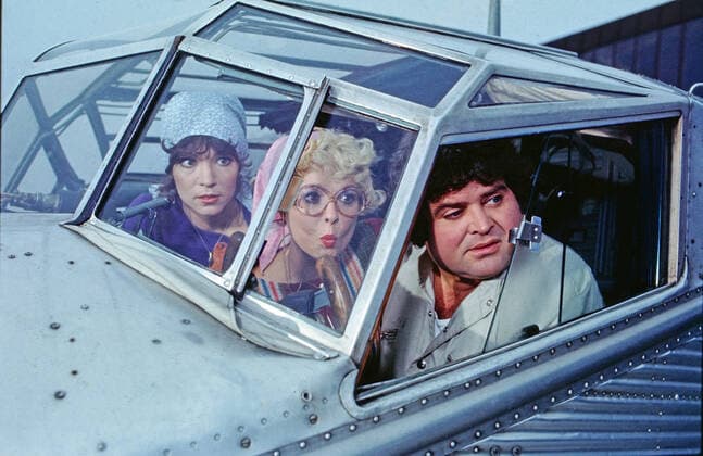 ZWEI HIMMLISCHE TÖCHTER Zwei himmlische Töchter, ZDF Comedy Serie, Deutschland, 1978, Folge 1: Ein Bulle nach Pamplona, Szene: Iris Berben, Ingrid Steeger, Klaus Dahlen im Cockpit der Junkers Ju 52. Zwei himmlische Toechter, TV comedy series, Germany, 1978, episode 1: Ein Bulle nach Pamplona, scene: Iris Berben, Ingrid Steeger and Klaus Dahlen in the Junkers Ju 52 Cockpit., Deutschland Copyright: kpa UnitedArchives55043313 EDITORIAL USE ONLY