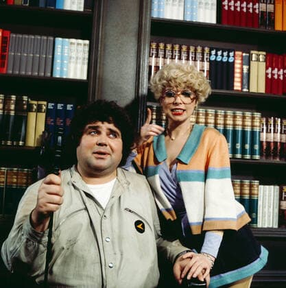 ZWEI HIMMLISCHE TÖCHTER Zwei himmlische Töchter, ZDF Comedy Serie, Deutschland, 1978, Folge 2: Ein Sarg nach Leech, Szene: Klaus Dahlen, Ingrid Steeger. Zwei himmlische Toechter, TV comedy series, Germany, 1978, episode 2: Ein Sarg nach Leech, scene: Klaus Dahlen and Ingrid Steeger, Deutschland Copyright: kpa UnitedArchives55043321 EDITORIAL USE ONLY