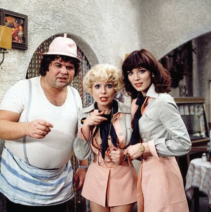 ZWEI HIMMLISCHE TÖCHTER Zwei himmlische Töchter, ZDF Comedy Serie, Deutschland, 1978, Folge 5: Ein Tenor nach Paris, Szene: Klaus Dahlen, Ingrid Steeger, Iris Berben. Zwei himmlische Toechter, TV comedy series, Germany, 1978, episode 5: Ein Tenor nach Paris, scene: Klaus Dahlen, Ingrid Steeger, Iris Berben, Deutschland Copyright: kpa UnitedArchives55043360 EDITORIAL USE ONLY