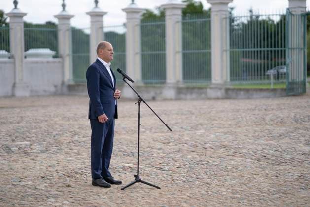 Klausurtagung der Bundesregierung auf Schloss Meseberg - Olaf Scholz, Bundeskanzler der Bundesrepublik Deutschland hält ein Auftaktstatement;Klausurtagung der Bundesregierung auf Schloss Meseberg - Olaf Scholz, Bundeskanzler der Bundesrepublik Deutschland hält ein Auftaktstatement, Meseberg Brandenburg Deutschland Schloss Meseberg *** Retreat of the Federal Government at Meseberg Castle Olaf Scholz, Chancellor of the Federal Republic of Germany delivers an opening statement Retreat of the Federal Government at Meseberg Castle Olaf Scholz, Chancellor of the Federal Republic of Germany delivers an opening statement, Meseberg Brandenburg Germany Meseberg Castle