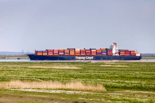 Containerschiff von Hapag Lloyd auf der Unterelbe bei Brokdorf und Freiburg (Elbe) *** Container ship of Hapag Lloyd on the Lower Elbe near Brokdorf and Freiburg Elbe