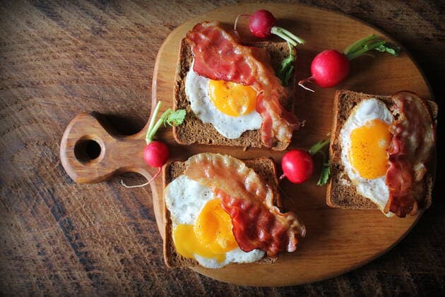 IMAGO Creative, Sommer, Food, Radieschen frühstück,spiegelei,toast,frühstücke,spiegeleier,toastbrot,toastbrote,toasts *** breakfast,fried egg,toast,breakfasts,fried eggs,toasts 4pk-g19