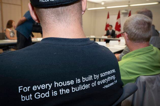 August 30, 2022, Kitchener, ON, Canada: A T-shirt worn by a a participant is shown during a roundtable on housing with Prime Minister Justin Trudeau, Karen Redman, Chair, Region of Waterloo and Ahmed Hussen, Minister of Housing, Diversity and Inclusion at the Country Hills Library in Kitchener, Ont. on Tuesday, Aug. 30, 2022. Kitchener Canada - ZUMAc35_ 20220830_zaf_c35_015 Copyright: xPeterxPowerx