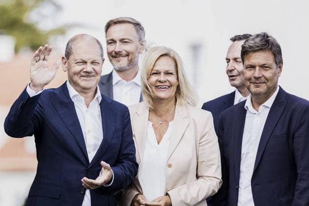 (L-R) Olaf Scholz (SPD), Bundeskanzler, Christian Lindner (FDP), Bundesminister der Finanzen, Nancy Faeser (SPD), Bundesministerin fuer Inneres und Heimat, Volker Wissing (FDP), Bundesminister fuer Verkehr und Digitales, und Robert Habeck (Buendnis 90 Die Gruenen), Bundesminister fuer Wirtschaft und Klimaschutz und Vizekanzler, aufgenommen im Rahmen der Kabinettsklausur der Bundesregierung im Schloss Meseberg, 30.08.2022. Meseberg Deutschland *** L R Olaf Scholz SPD , Federal Chancellor, Christian Lindner FDP , Federal Minister of Finance, Nancy Faeser SPD , Federal Minister of the Interior and Homeland, Volker Wissing FDP , Federal Minister of Transport and Digital Affairs, and Robert Habeck Buendnis 90 Die Gruenen , Federal Minister of E Copyright: xFlorianxGaertner photothek.dex