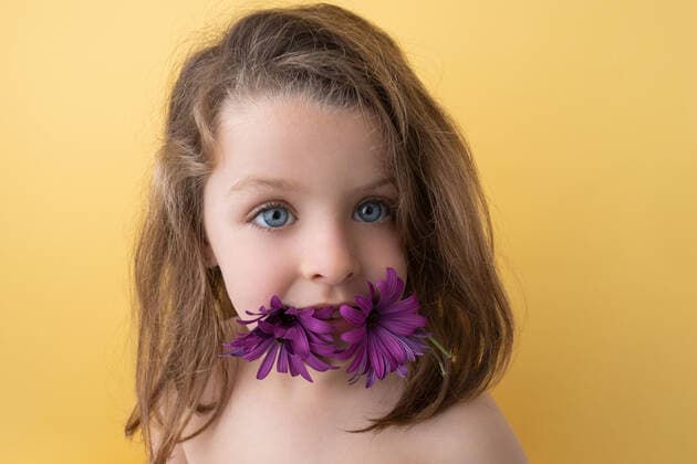 Creative Highlights Symbolbilder mädchen,blume,albern,im mund,blumen,blödeln,scherz,scherzen,spaßen,ulken,witzeln *** girl,flower,silly,in mouth,girls,flowers,sillies,in mouths 539-hly ,model released, Symbolfoto